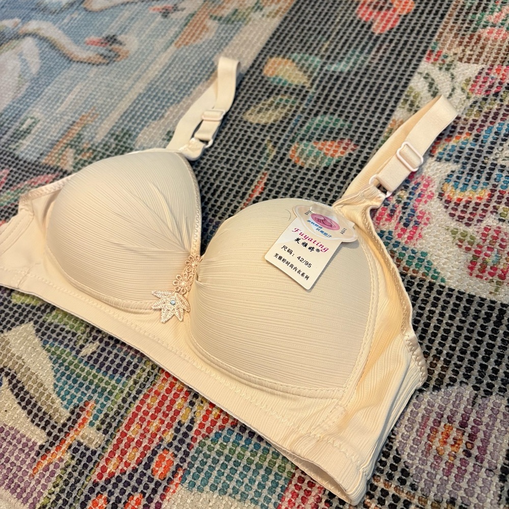 NWT * Woman's Beige Bra 42/95 NEW Fuyating Wireless Full Coverage Ladies Floral